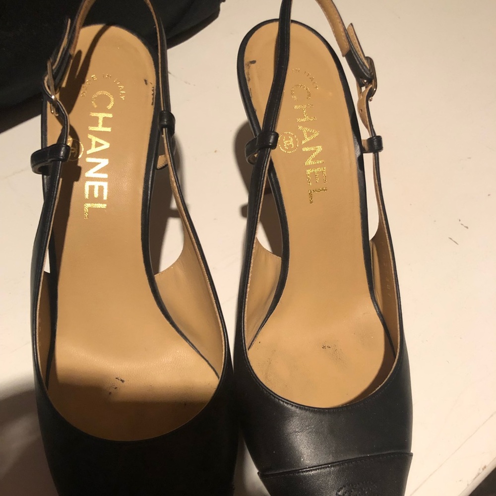 Chanel Logo Black Slingback Pump in a 38 1/2!!’